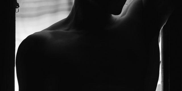 Aantrekkelijke man in slaapkamer