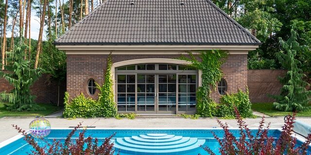 Woning met zwembad in de tuin