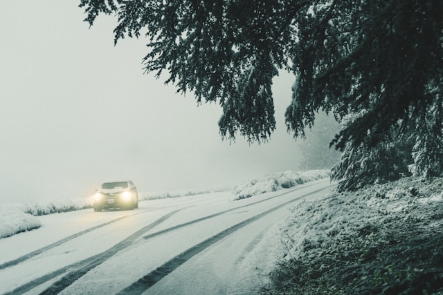 auto in de sneeuw