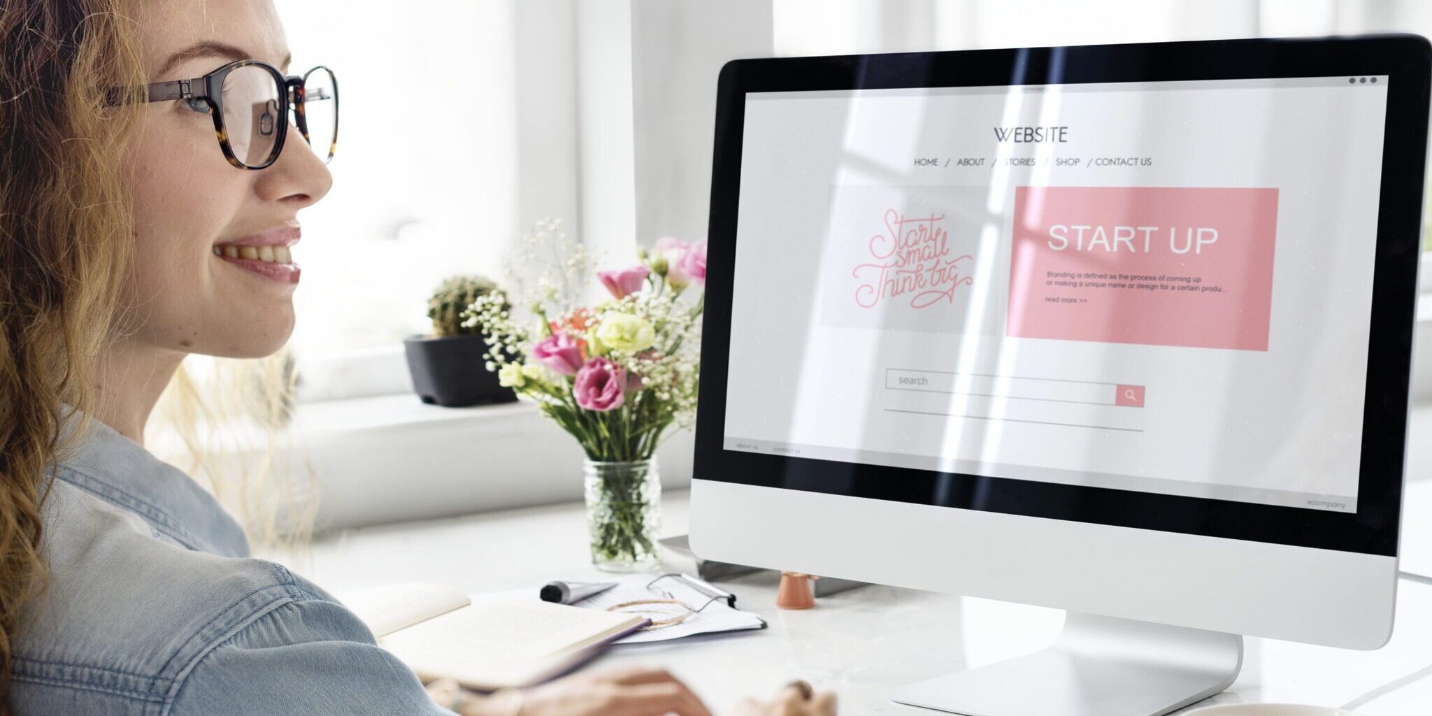 vrouw gebruik computer