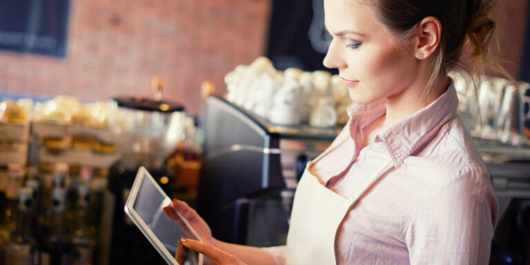 mevrouw staat met een iPad in een restaurant