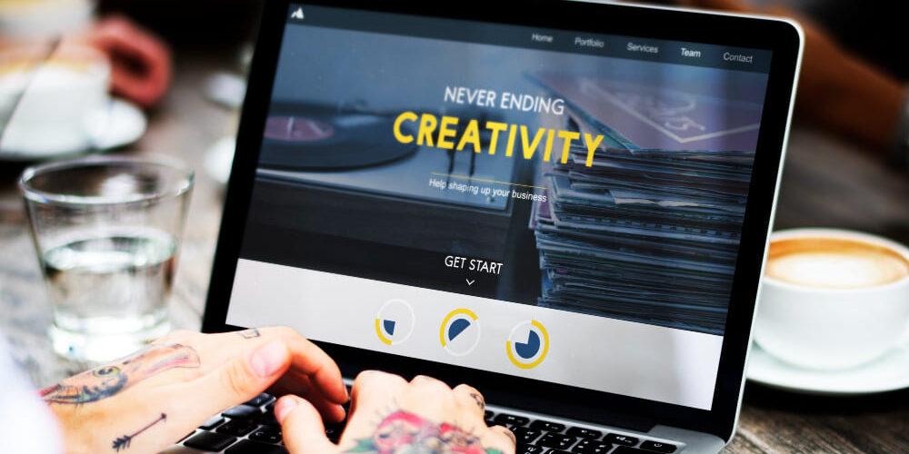 Een laptop waarop een site staat