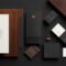 Professionele uitstraling marketing met luxe huisstijl en drukwerk in donkere kleuren en strak design