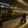 Amsterdam Centraal Station, reizigers met baggage, vervoer regelen naar Schiphol