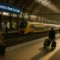 Amsterdam Centraal Station, reizigers met baggage, vervoer regelen naar Schiphol